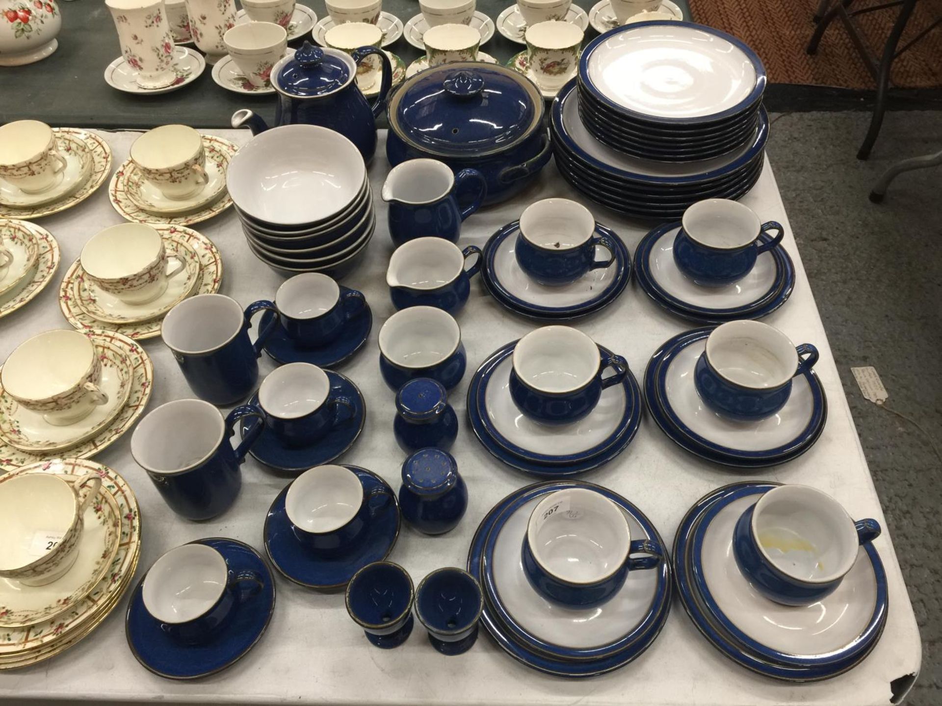 A DENBY DINNER SERVICE IN BLUE TO INCLUDE PLATES, BOWLS, TEAPOTS, SERVING TUREEN, MILK JUGS, SUGAR