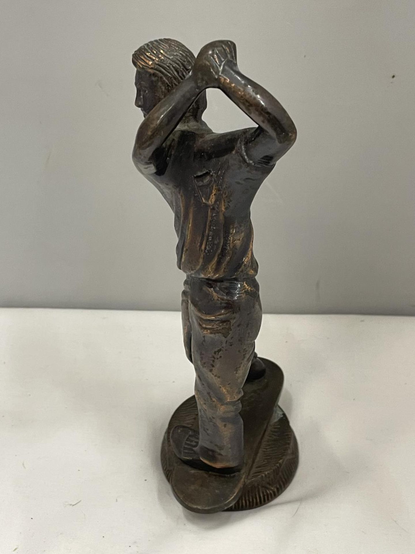 A BRONZE FIGURE OF A GOLFER (MISSING CLUB) - Image 2 of 4