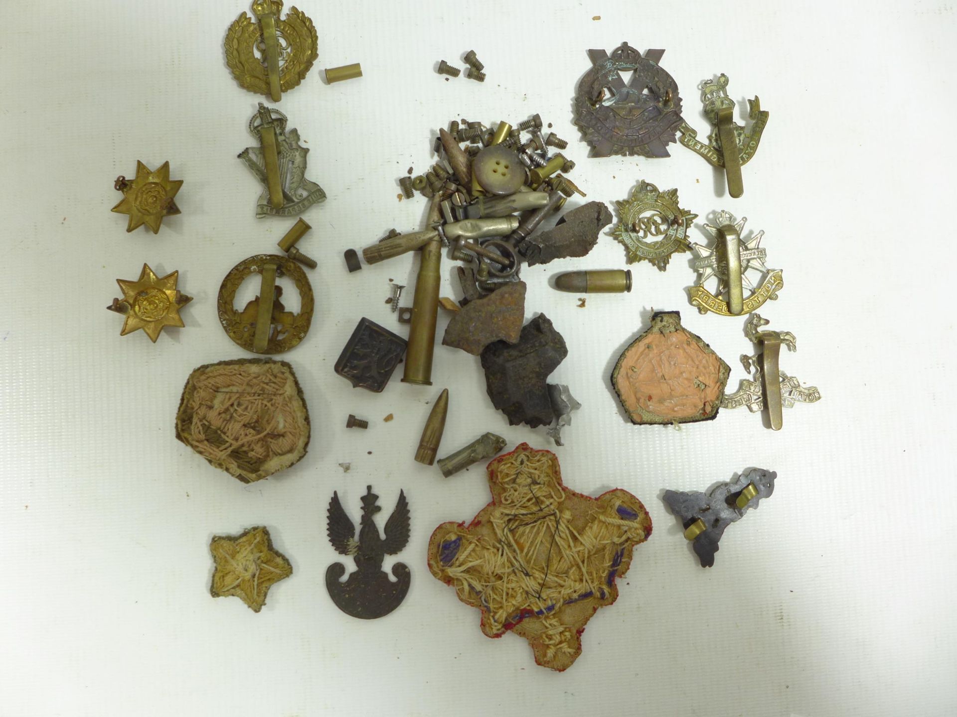 A BOER WAR PERIOD BOX CONTAINING NUMEROUS WORLD WAR I AND WORLD WAR II BADGES TO INCLUDE POLISH ARMY - Image 6 of 8