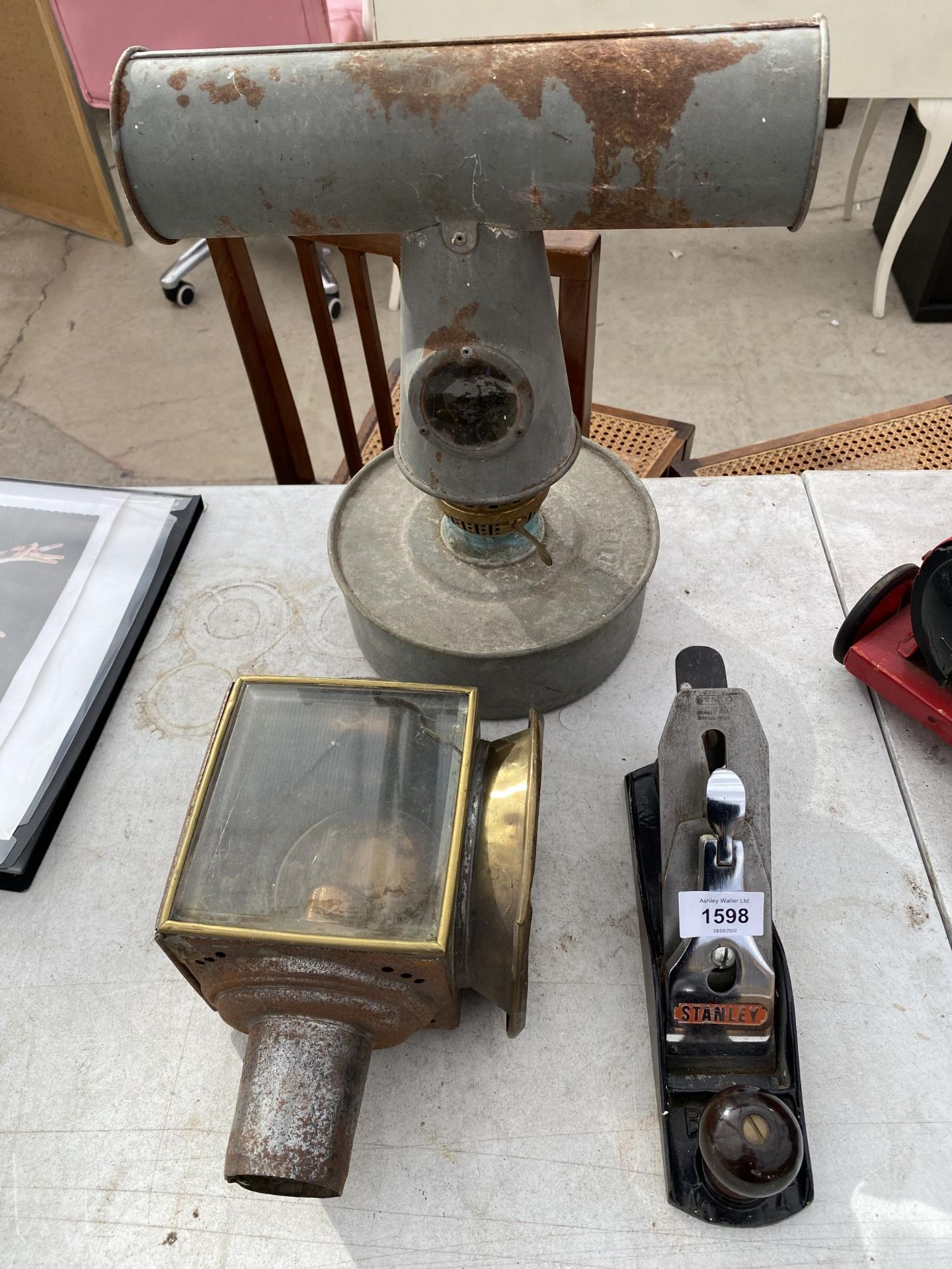 THREE VINTAGE ITEMS TO INCLUDE A STANLEY WOOD PLANE, A COACH LAMP AND A GREENHOUSE HEATER