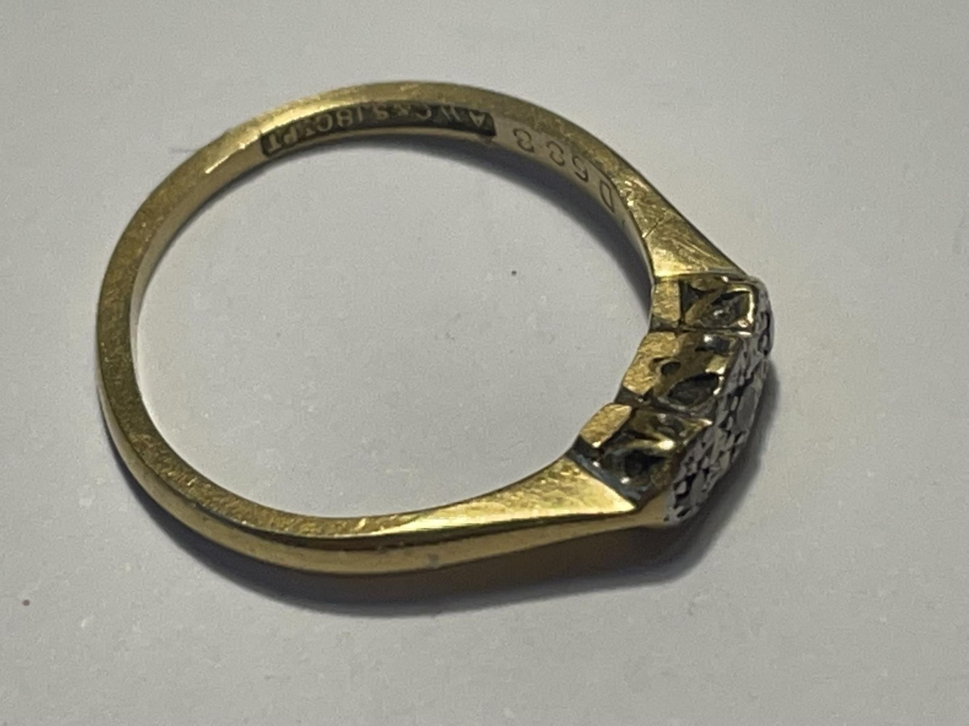AN 18 CARAT GOLD RING WITH THREE IN LINE DIAMONDS SIZE J GROSS WEIGHT 1.96 GRAMS - Image 3 of 4