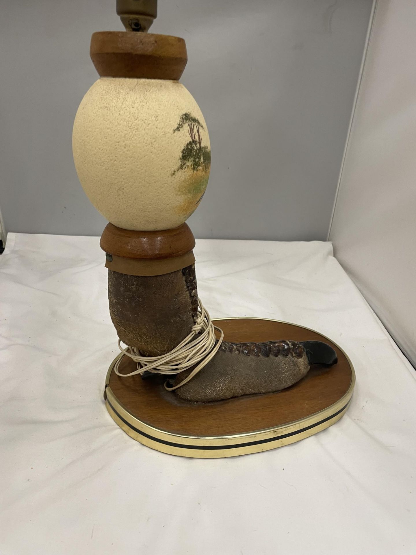 A TABLE LAMP IN THE FORM OF A TAXIDERMY OSTRICH FOOT AND PAINTED OSTRICH EGG ON AN OAK BASE WITH A - Bild 6 aus 6