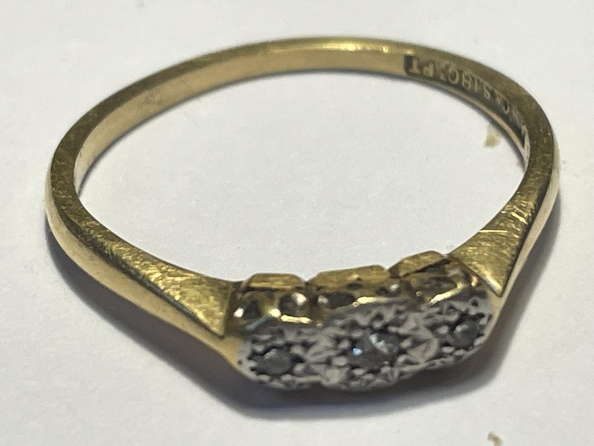 AN 18 CARAT GOLD RING WITH THREE IN LINE DIAMONDS SIZE J GROSS WEIGHT 1.96 GRAMS