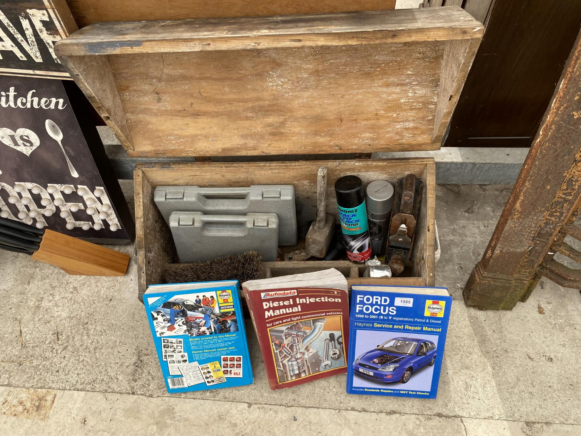 A VINTAGE WOODEN JOINERS CHEST WITH AN ASSORTMENT OF TOOLS TO INCLUDE A WOOD PLANE, MALLET AND