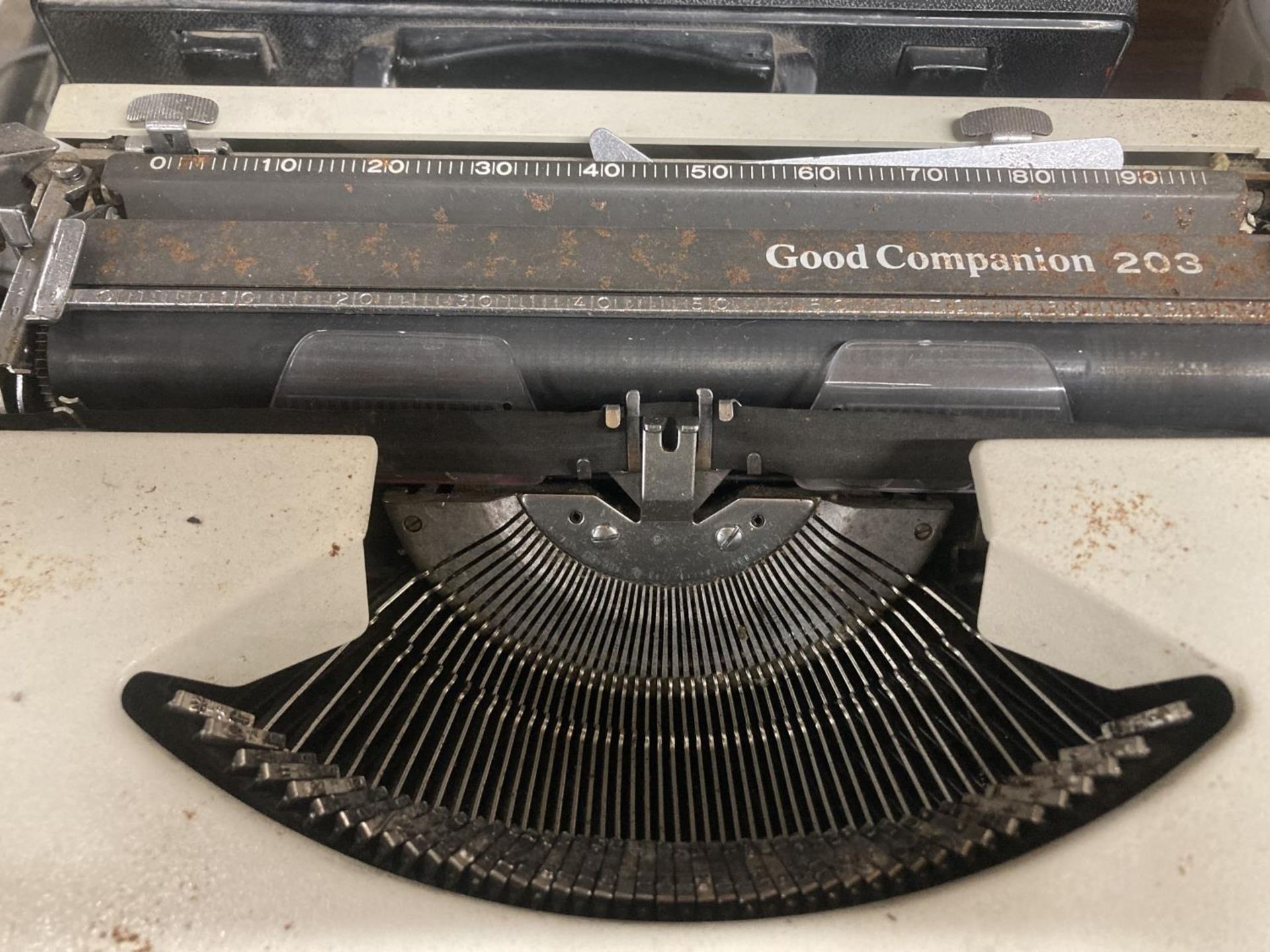 A VINTAGE IMPERIAL 'GOOD COMPANION' 203 TYPEWRITER - Image 2 of 4