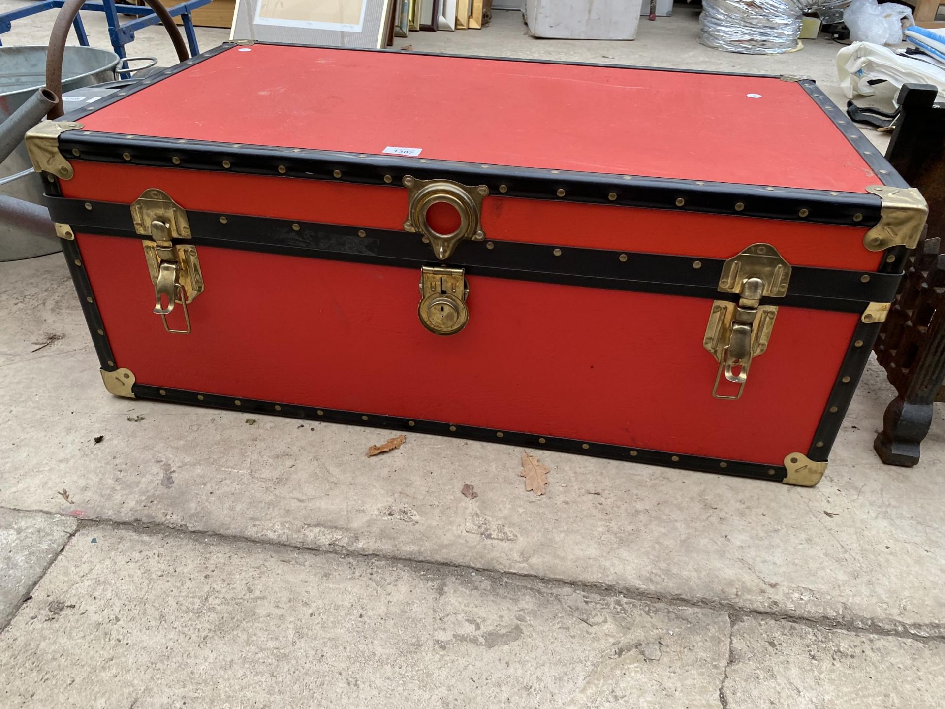 A LARGE TRAVEL TRUNK - Image 2 of 4