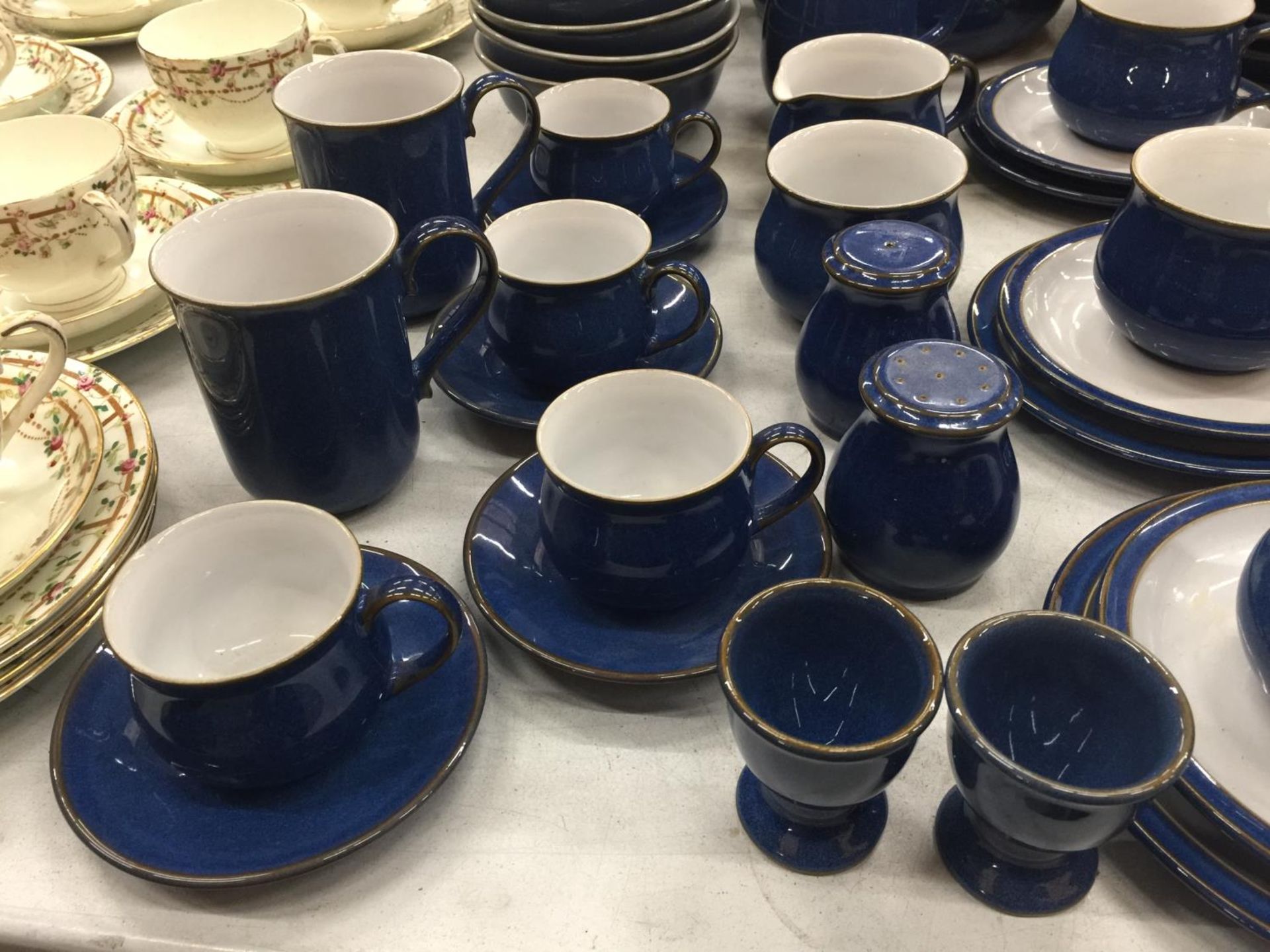 A DENBY DINNER SERVICE IN BLUE TO INCLUDE PLATES, BOWLS, TEAPOTS, SERVING TUREEN, MILK JUGS, SUGAR - Image 3 of 9