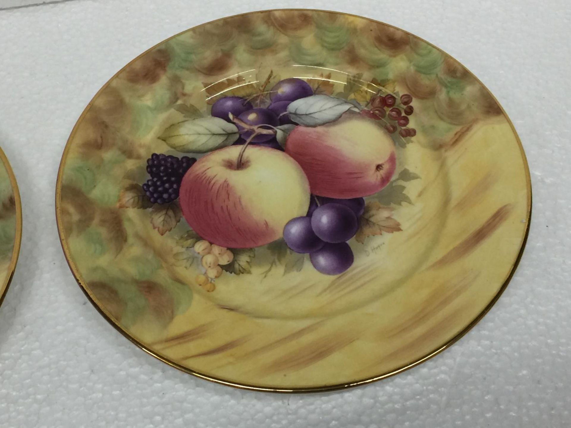 TWO SANDRINGHAM COLLECTORS CABINET PLATES WITH A FRUIT DESIGN - Image 3 of 4