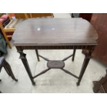 AN EDWARDIAN TWO TIER OCCASIONAL TABLE, 30X20", ON TAPERED LEGS