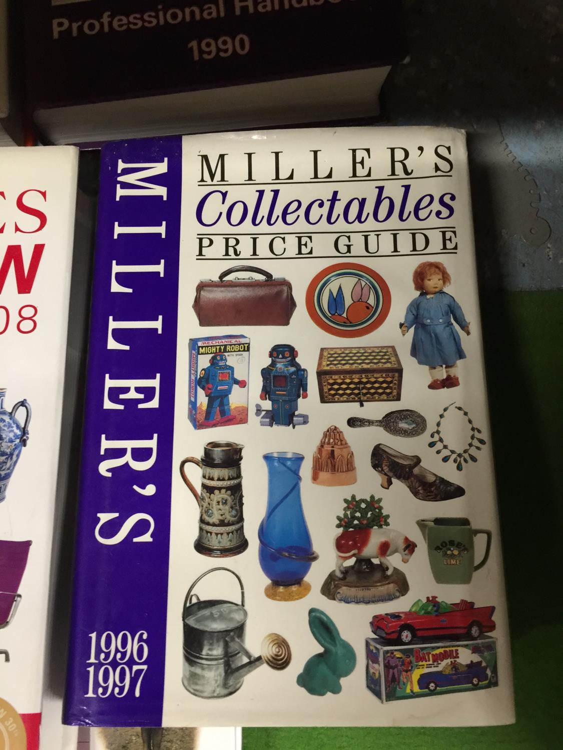 A QUANTITY OF COLLECTOR'S BOOKS TO INCLUDE MILLER'S ANTIQUE'S PRICE GUIDE, ANTIQUES ROADSHOW PRICE - Image 3 of 5