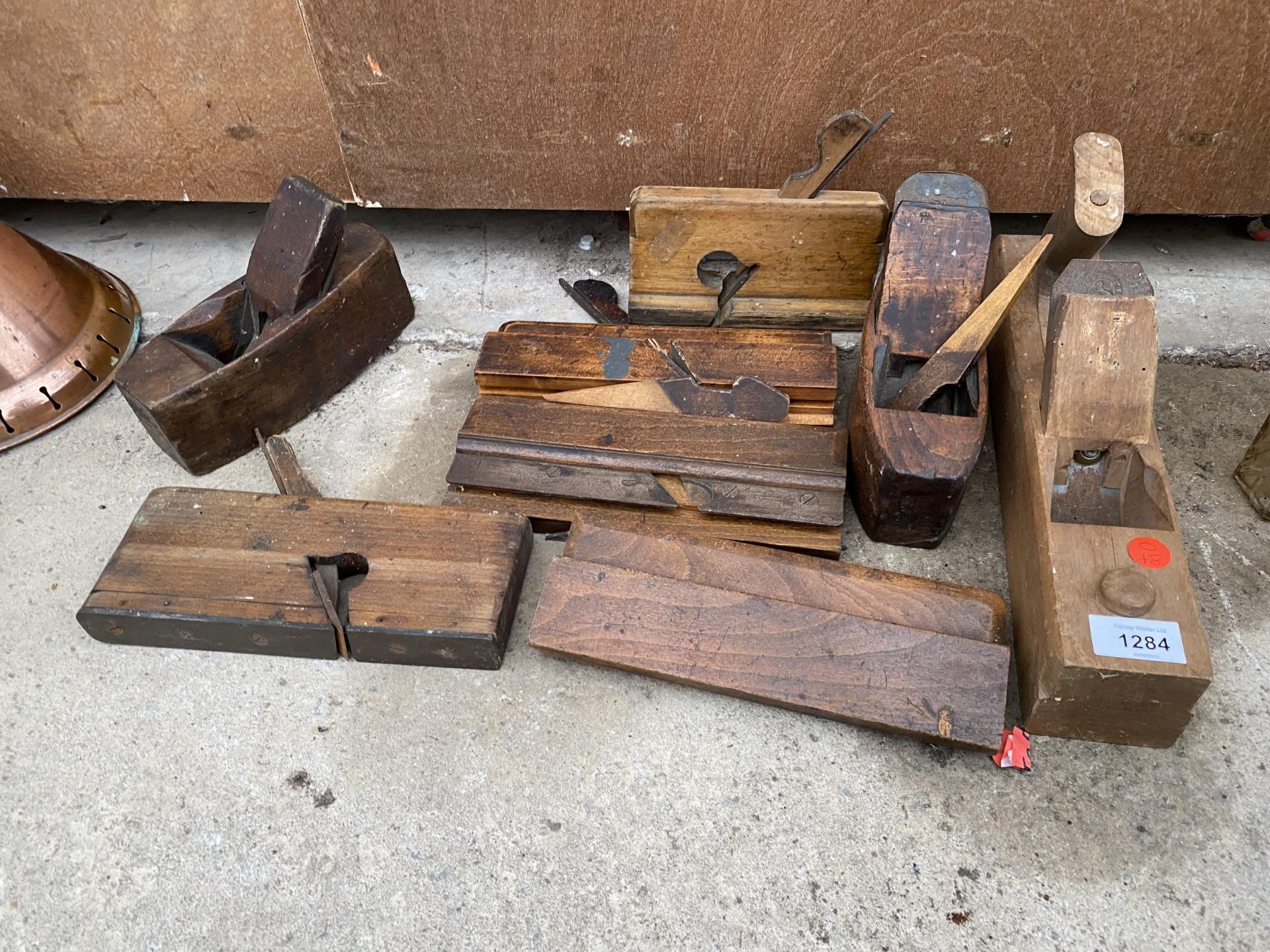 A COLLECTION OF VINTAGE WOODEN HAND PLANES