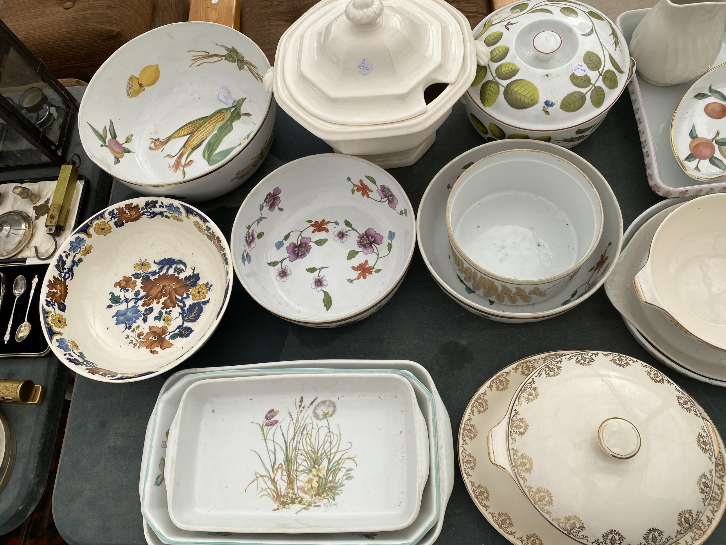 A LARGE ASSORTMENT OF CERAMIC ITEMS TO INCLUDE ROYAL WORCESTER DISHES AND TUREENS ETC - Bild 3 aus 4