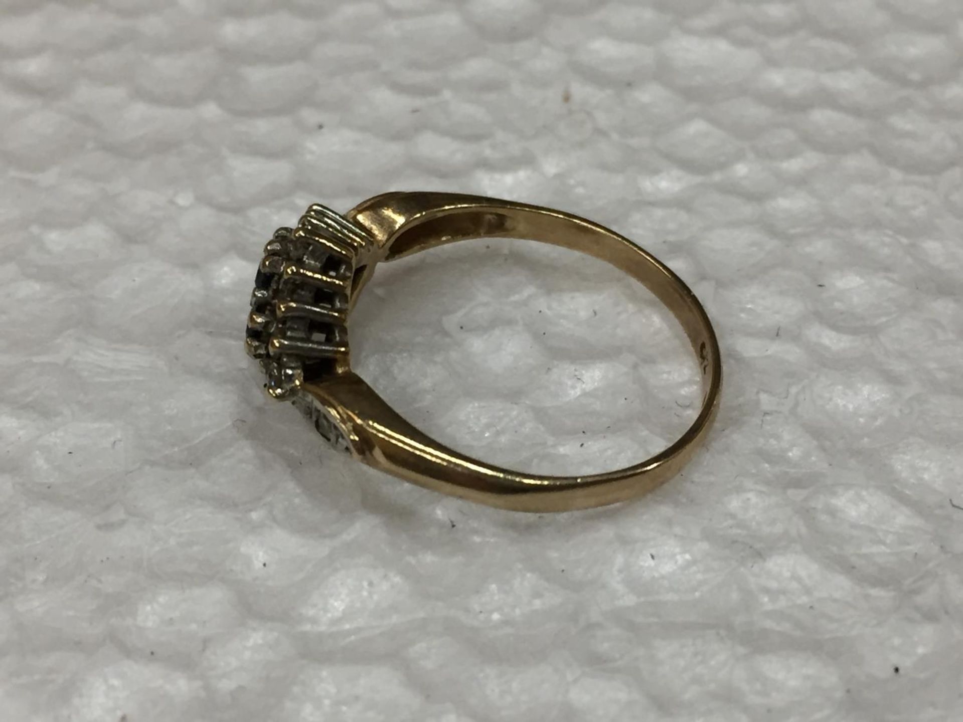 A 9 CARAT GOLD RING WITH A CLUSTER OF SAPPHIRE AND CUBIC ZIRCONIA SIZE O - Image 3 of 5