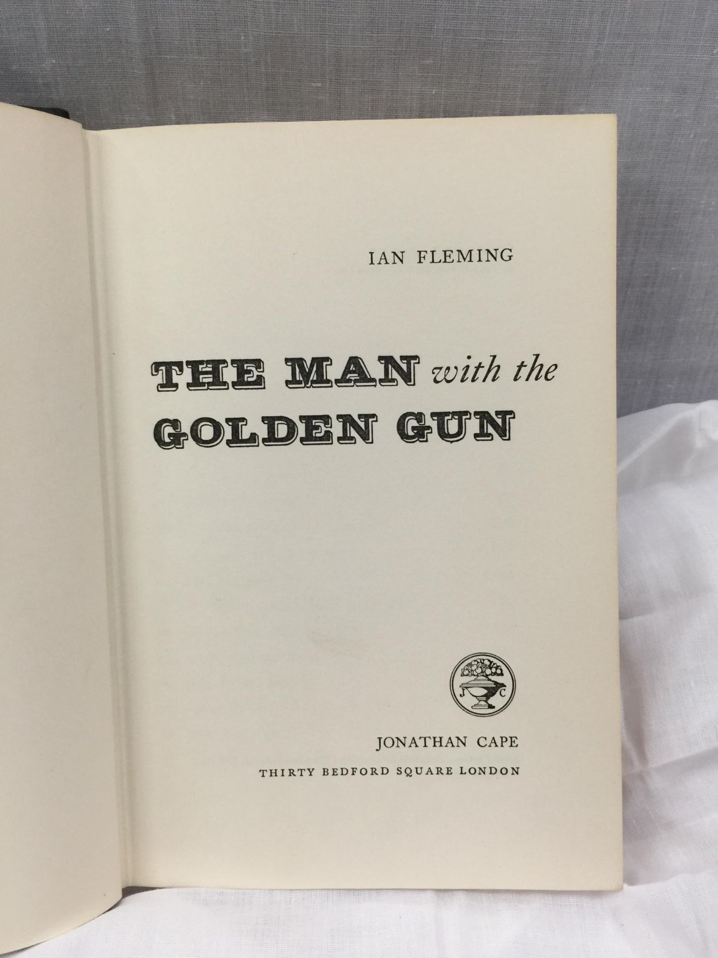 A FIRST EDITION JAMES BOND NOVEL - THE MAN WITH THE GOLDEN GUN BY IAN FLEMING, HARDBACK WITH DUST - Image 7 of 11