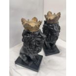 A LARGE PAIR OF DECORATIVE BLACK LIONS WITH GOLD CROWNS HEIGHT 36CM