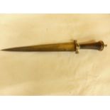A SUBSTANTIAL ANTIQUE SCOTTISH DIRK, 35CM BLADE WITH SAWBACK, WOODEN GRIP WITH GILT METAL MOUNTS