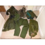 A LARGE COLLECTION OF MILITARY/SHOOTING/FISHING CLOTHING TO INCLUDE WATERPROOF JACKET, TROUSERS,