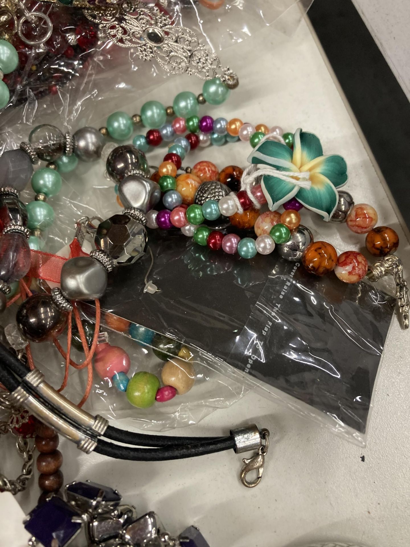 A LARGE QUANTITY OF COSTUME JEWELLERY TO INCLUDE BEADS, BANGLES, BRACELETS, EARRINGS, ETC - Image 3 of 4