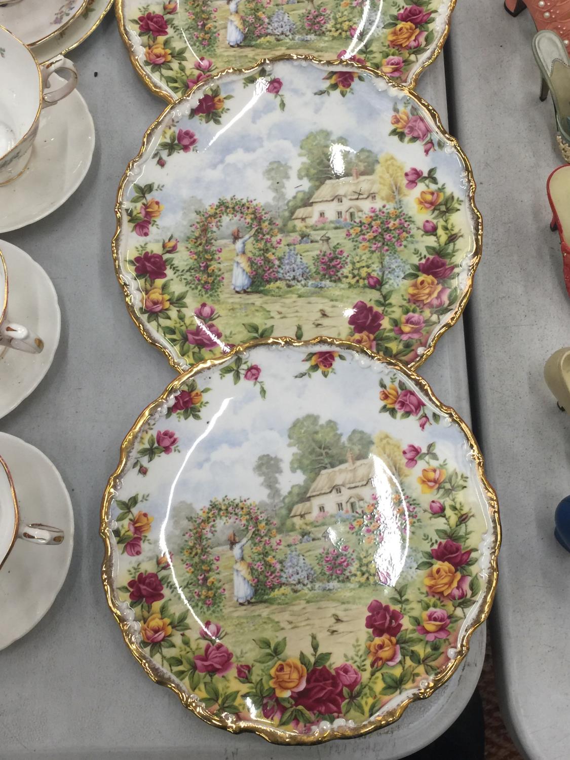 FIVE ROYAL ALBERT 'OLD COUNTRY ROSES' CABINET/WALL PLATES - Image 2 of 4