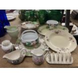 A MIXED LOT TO INCLUDE ROYAL ALBERT CHINA PLATES, JUGS, TOAST RACK, ETC