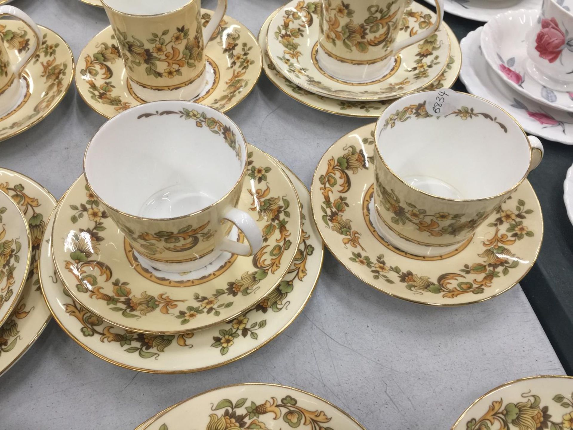 A QUANTITY OF ELIZABETHAN 'AUTUMN SONG' CUPS, SAUCERS AND SIDE PLATES - Image 6 of 7