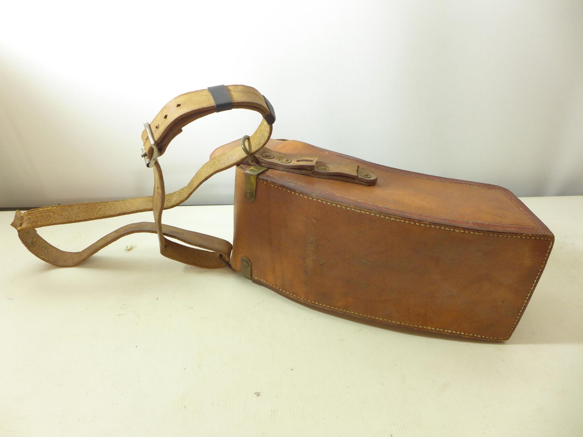 A MILITARY LEATHER MAGAZINE HOLDER, WITH FOUR COMPARTMENTS, LENGTH 37CM - Image 3 of 4