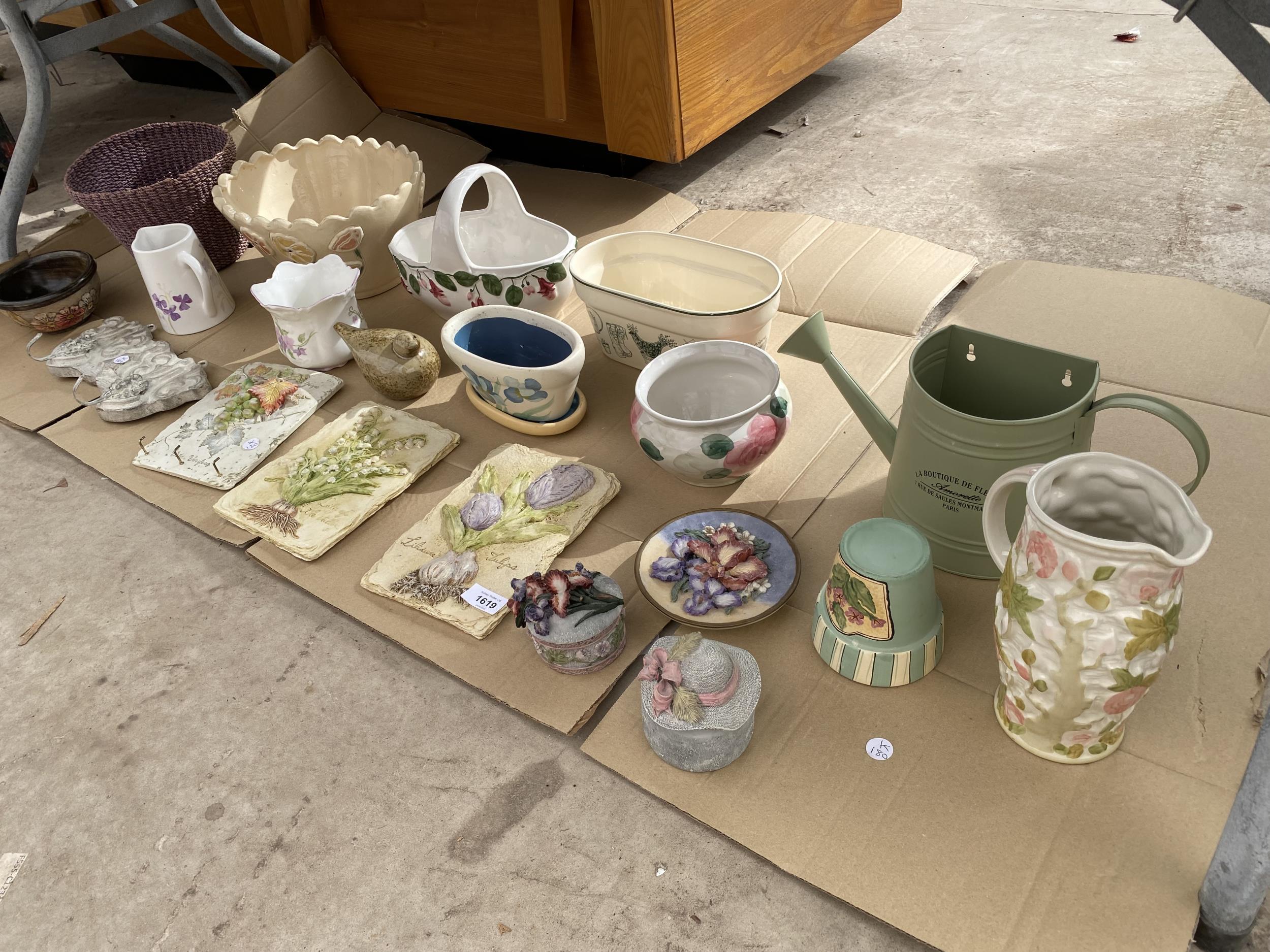 A LARGE ASSORTMENT OF CERAMICS TO INCLUDE JUGS, BOWLS AND PLAQUES ETC