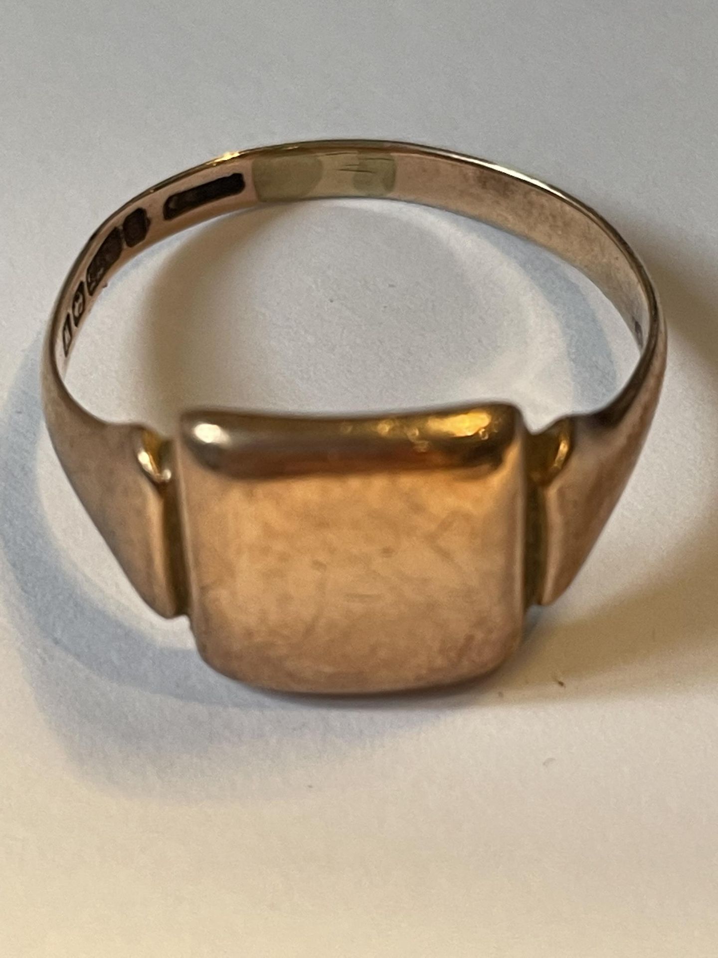 A 9 CARAT GOLD SIGNET RING MARKED 375 SIZE W GROSS WEIGHT 4.92 GRAMS