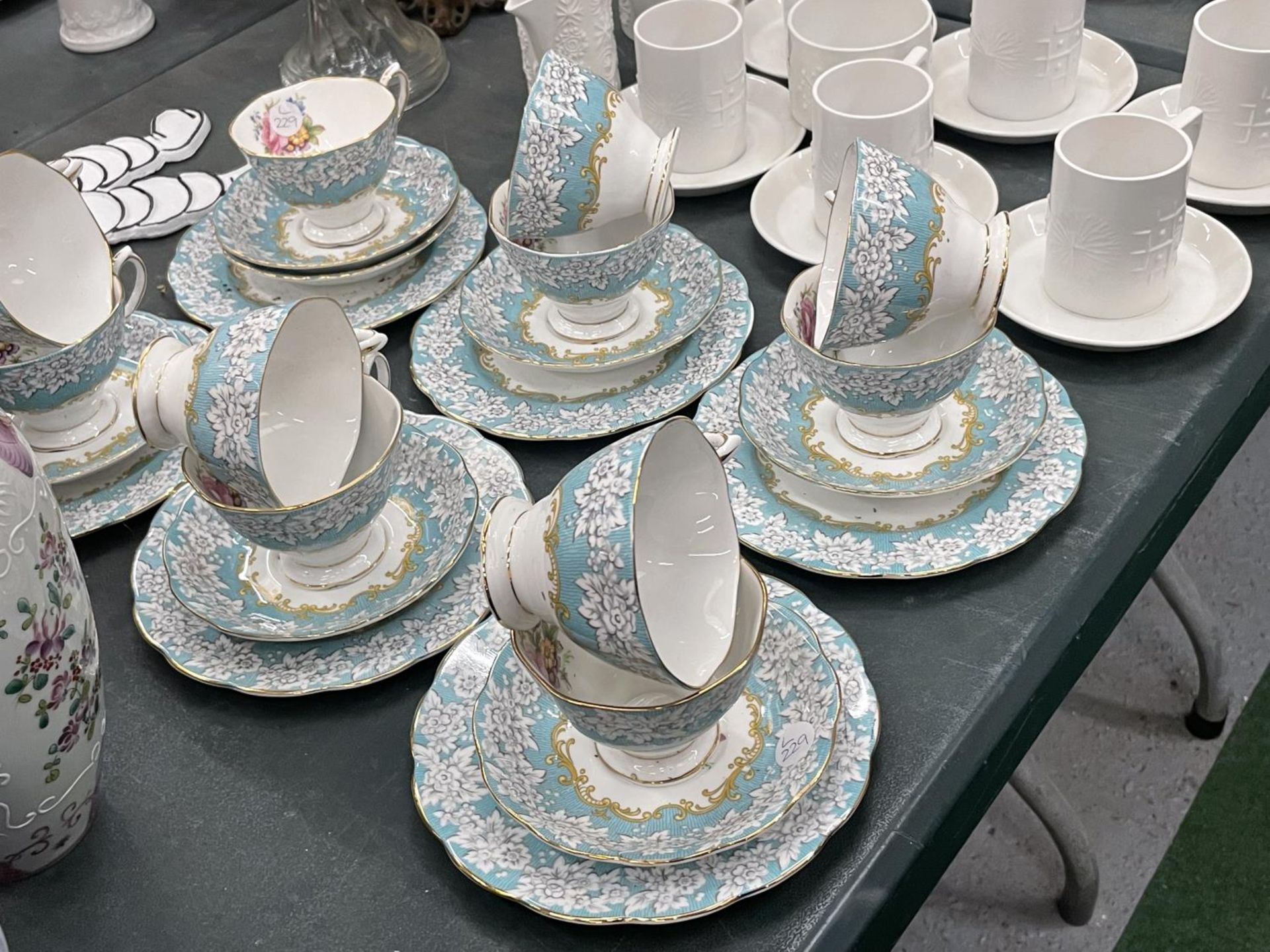 A QUANTITY OF ROYAL ALBERT 'ENCHANTMENT' CUPS, SAUCERS AND SIDE PLATES - Image 2 of 7