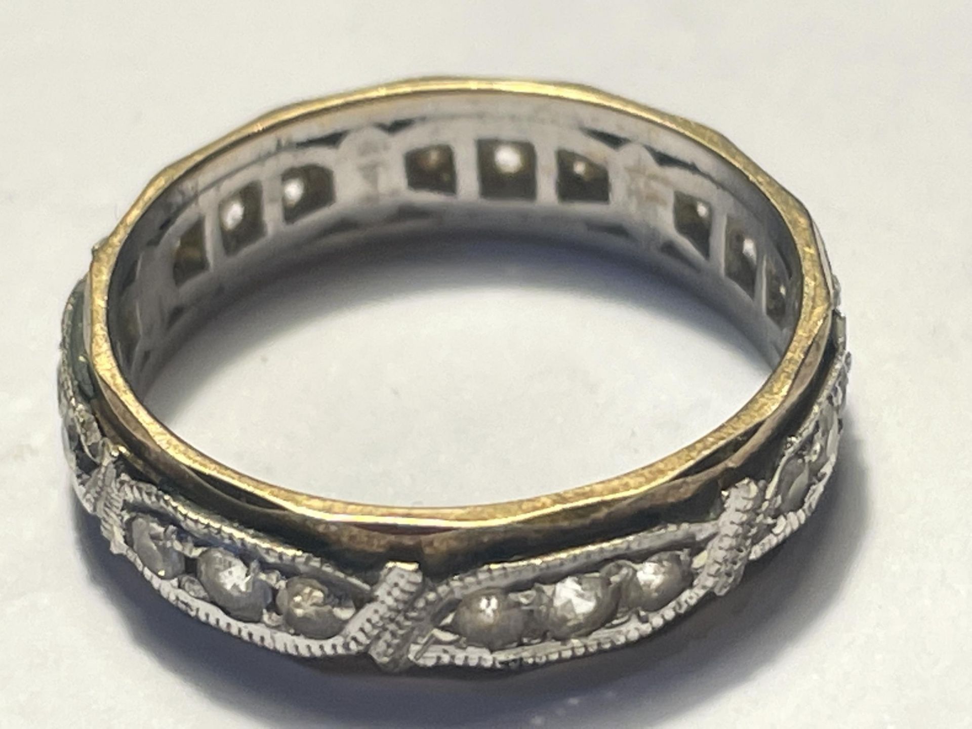 A 9 CARAT GOLD ETERNITY RING WITH CLEAR STONES SIZE L/M GROSS WEIGHT 2.96 GRAMS - Image 2 of 4