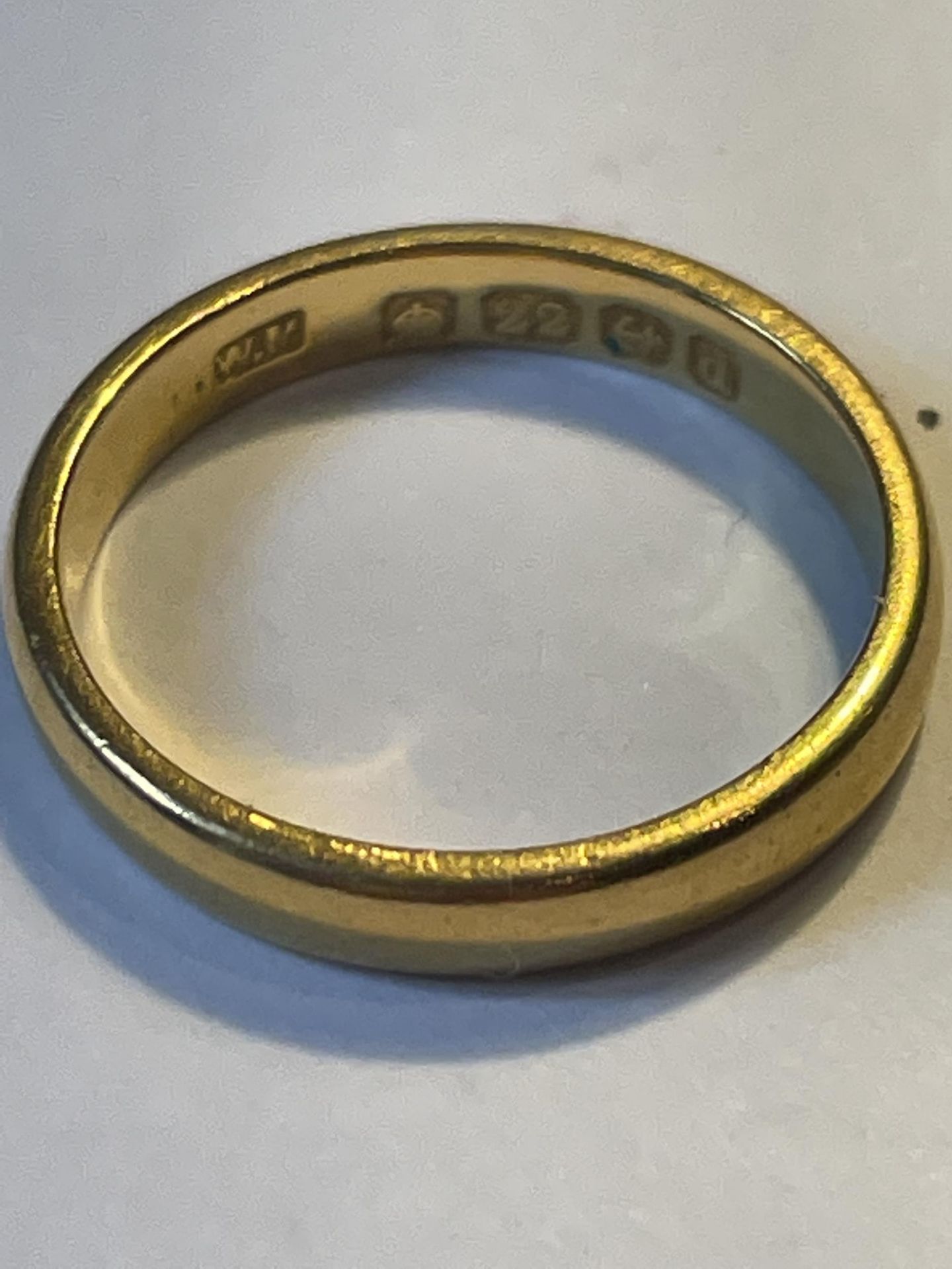 A 22 CARAT GOLD WEDDING BAND SIZE J/K GROSS WEIGHT 3.14 GRAMS - Image 3 of 3