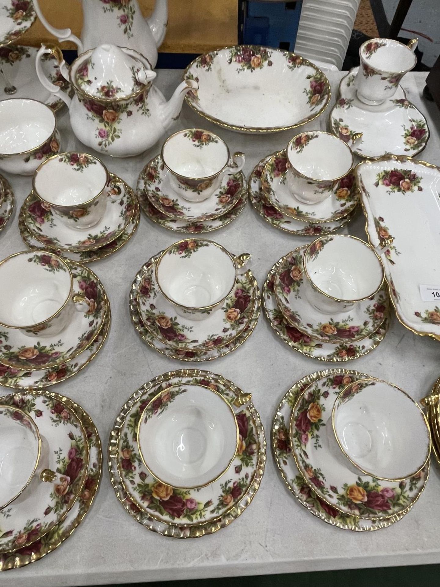 A LARGE COLLECTION OF ROYAL ALBERT OLD COUNTRY ROSES TO INCLUDE TRIOS, CAKE PLATE, SANDWICH PLATES - Image 3 of 7