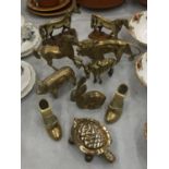 A QUANTITY OF BRASS ITEMS TO INCLUDE ANIMAL FIGURES, SHOES, ETC