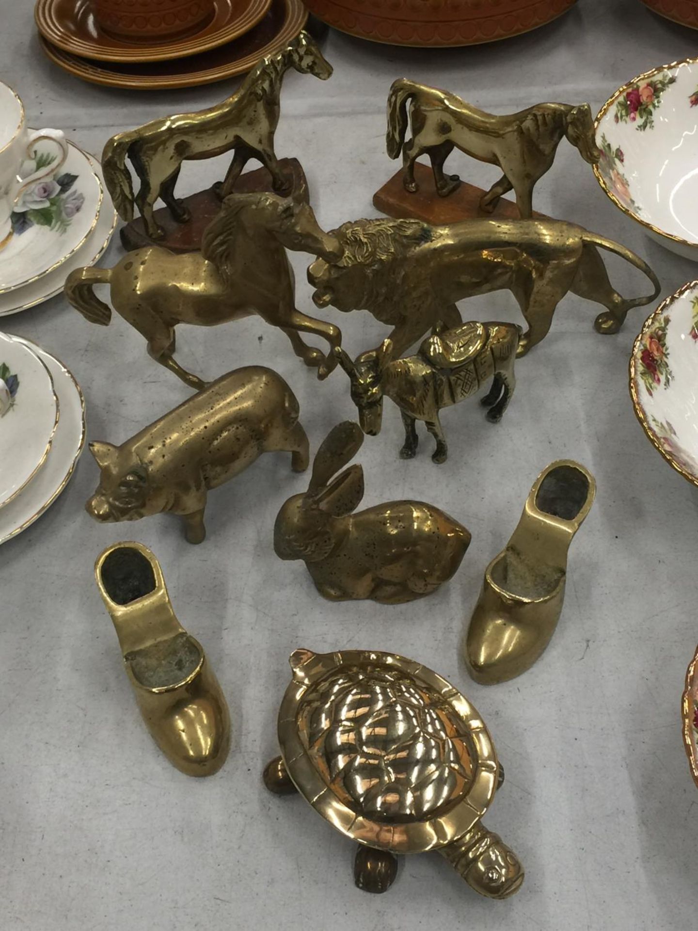 A QUANTITY OF BRASS ITEMS TO INCLUDE ANIMAL FIGURES, SHOES, ETC