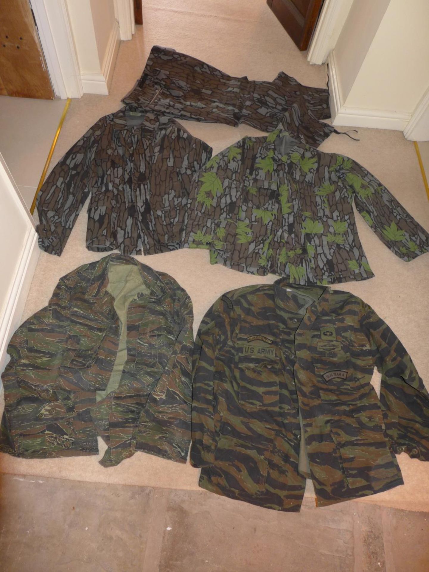 A LARGE COLLECTION OF MILITARY FISHING/SHOOTING EQUIPMENT, TO INCLUDE HESSIAN SACKS, PACKET OF - Image 5 of 7