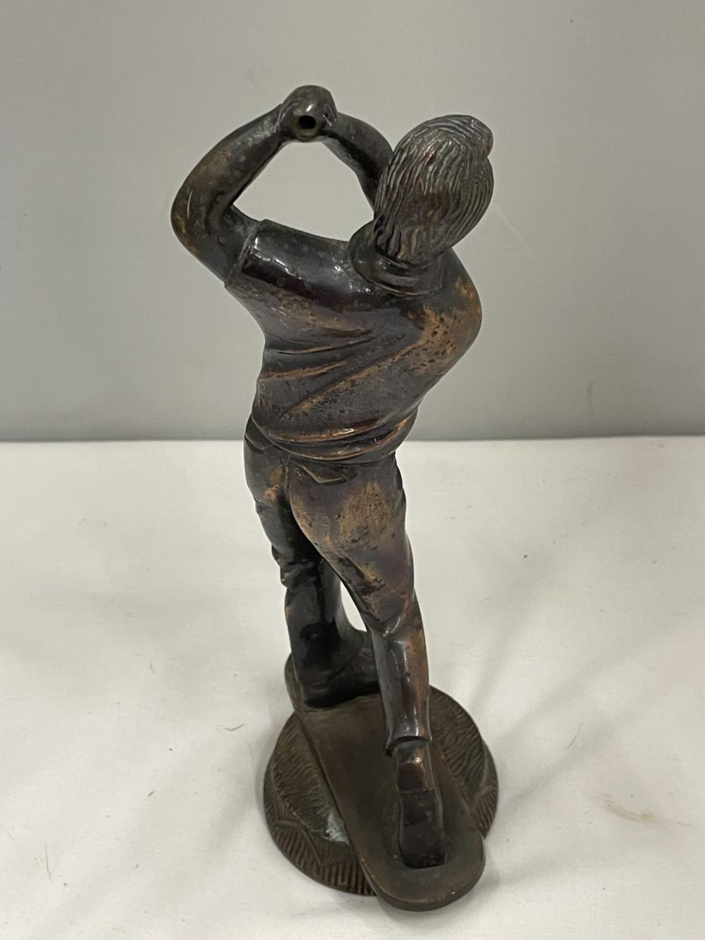 A BRONZE FIGURE OF A GOLFER (MISSING CLUB) - Image 3 of 4