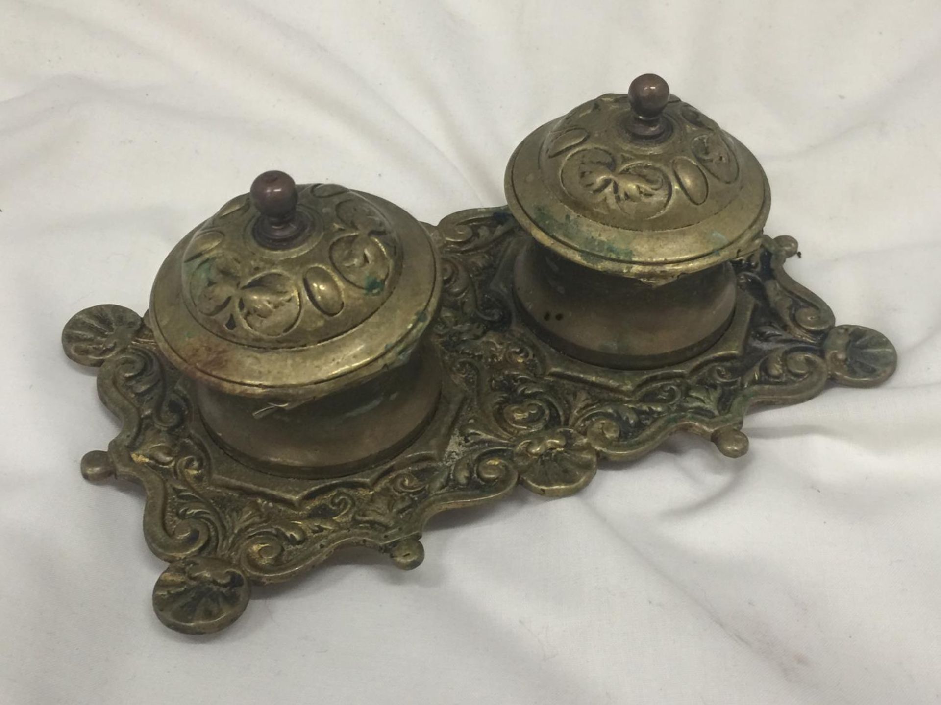 A VINTAGE BRASS INKWELL WITH ORNATE DECORATION INCLUDING ONE LINER - Image 3 of 4