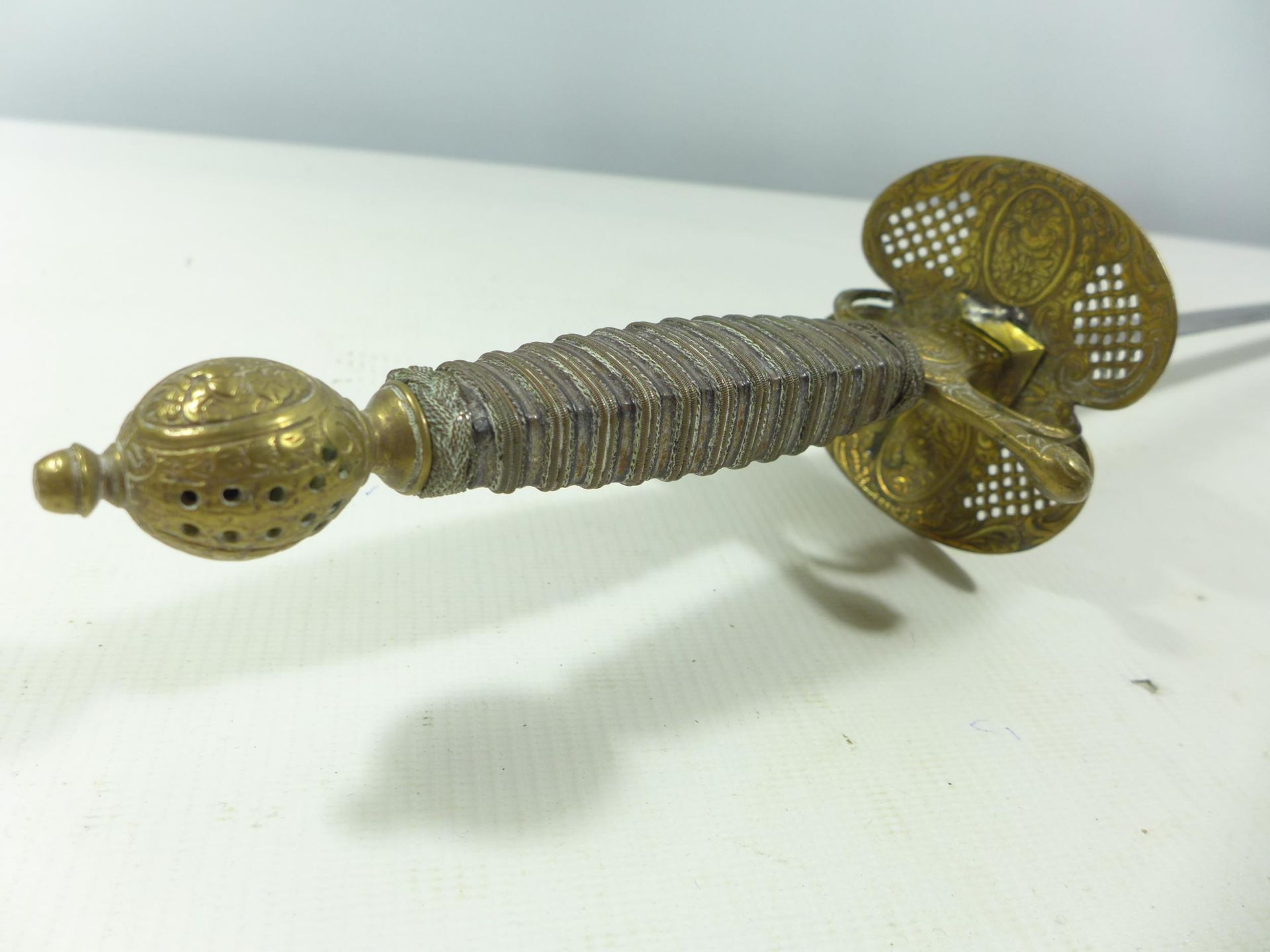 A LATE 18TH/EARLY 19TH CENTURY SMALLSWORD, 73CM BLADE, PIERCED BRASS GUARD, WHITE METAL GRIP, A/F - Image 2 of 5