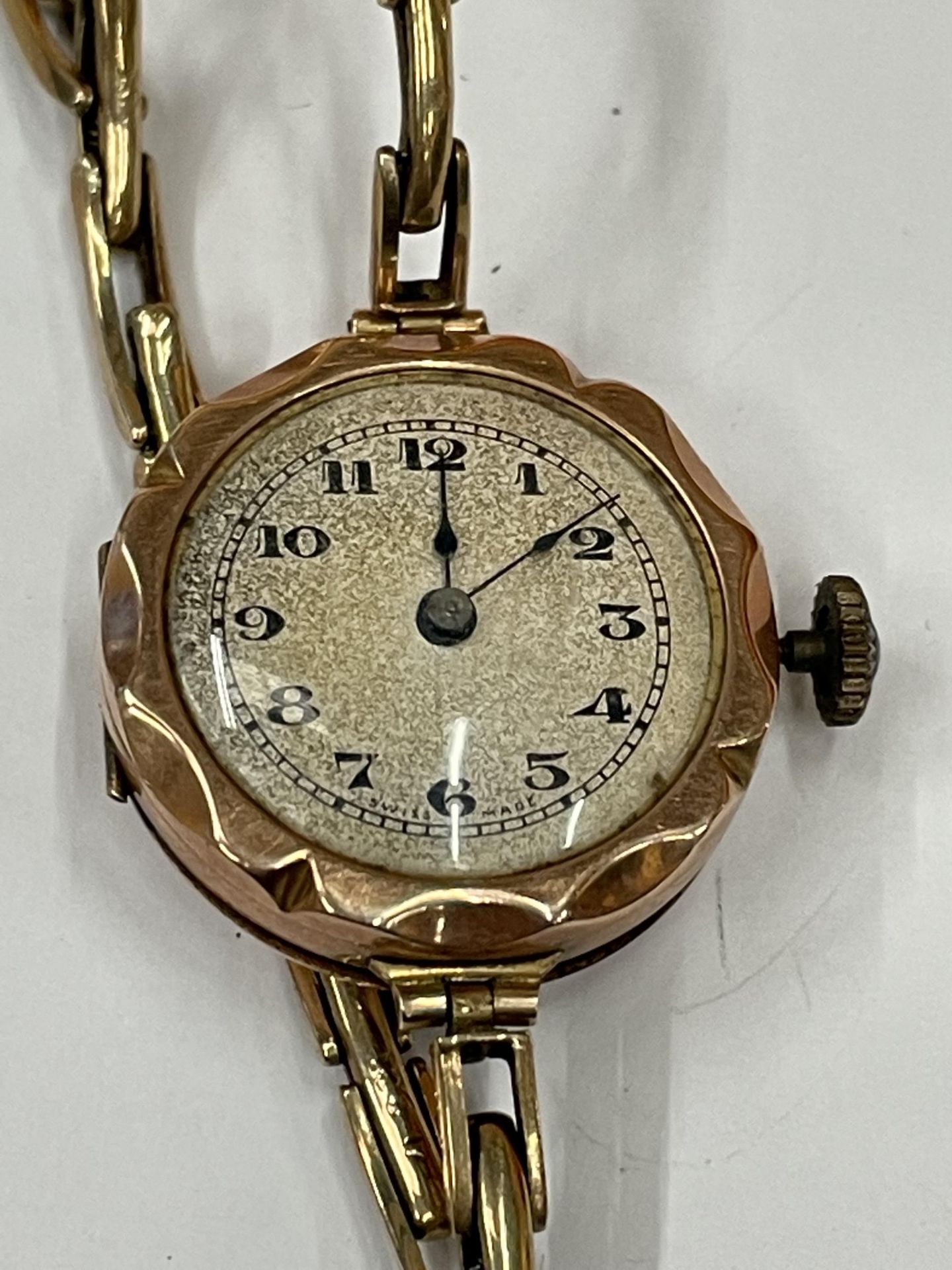 A 9 CARAT GOLD WRISTWATCH WITH 9 CARAT GOLD EXPANDING STRAP - Image 2 of 5