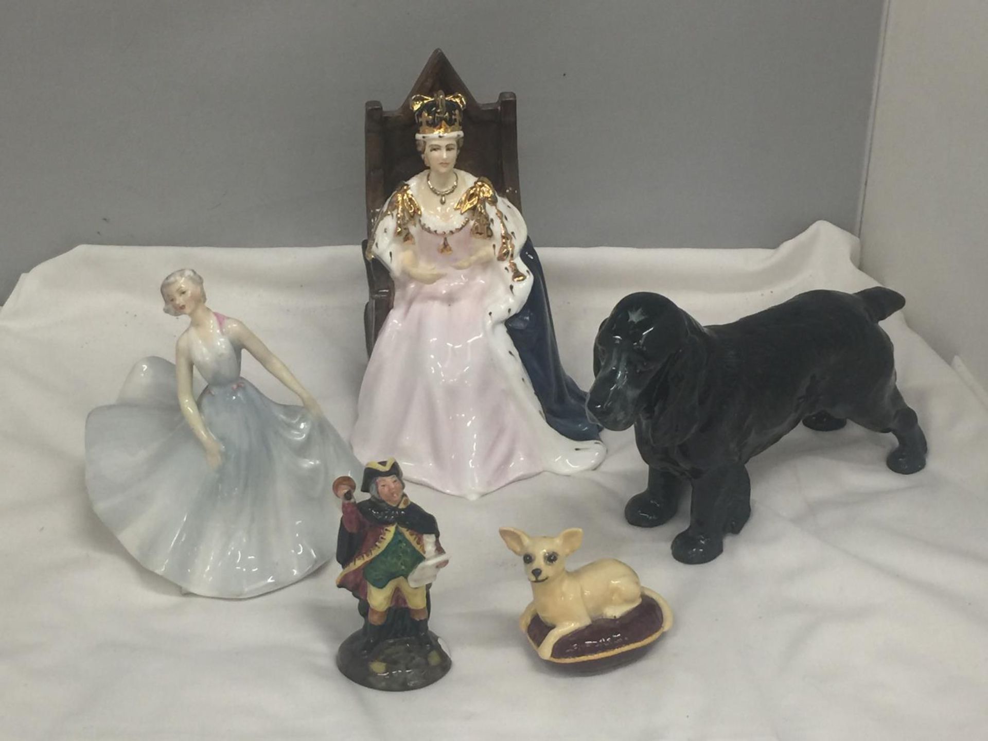 A QUANTITY OF FIGURINES, MOSTLY ROYAL DOULTON, TO INCLUDE PIROUETTE, THE QUEEN, ETC - ALL A/F