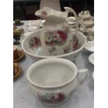 A VINTAGE FLORAL CERAMIC BATHROOM SET TO INCLUDE A CHAMBER POT, WASH BOWL AND WASH JUG