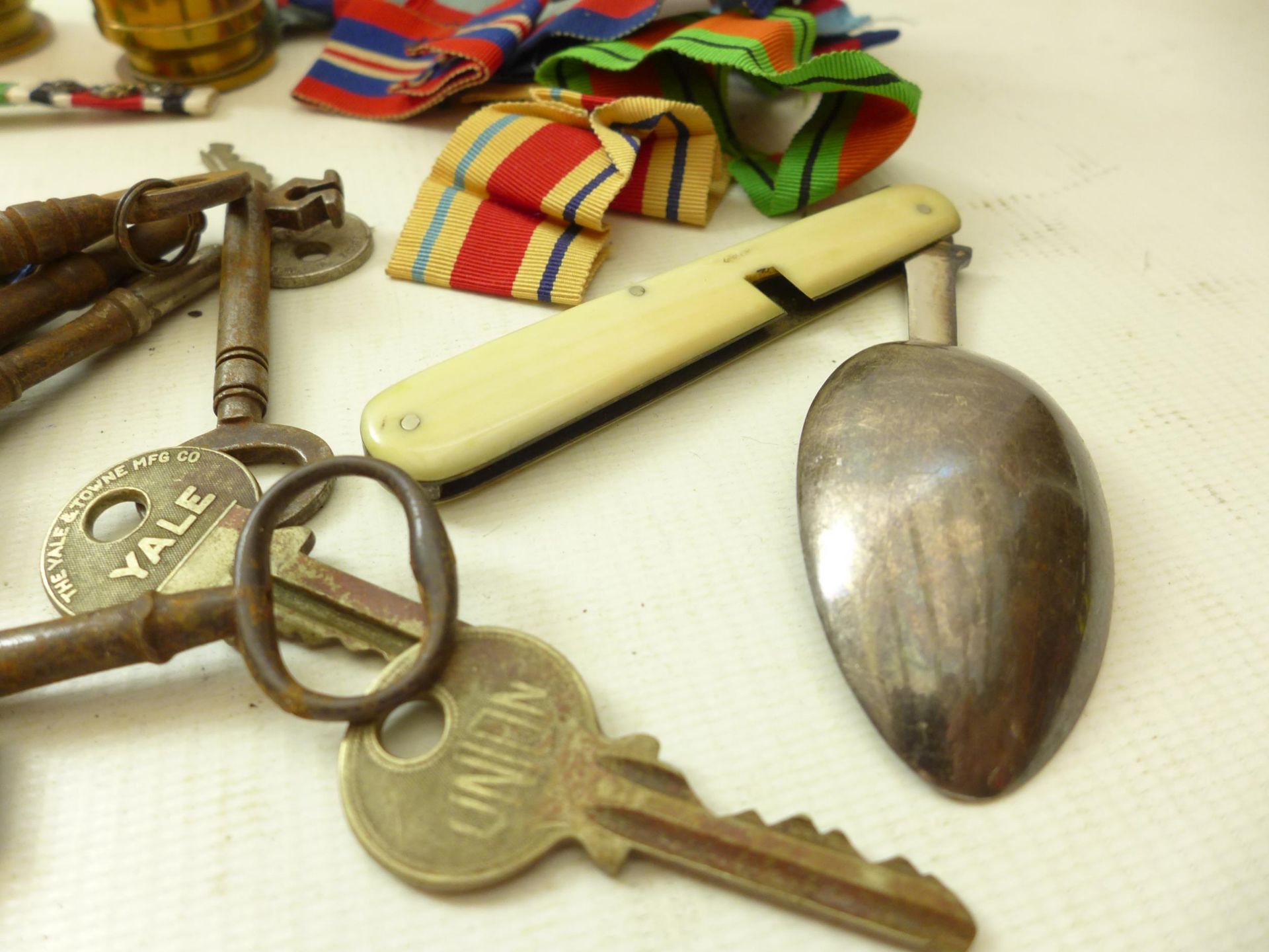 THREE BRASS SHELL CASES, HEIGHTS 7CM TO 11CM, MEDAL RIBBONS, KEYS ETC - Image 2 of 4