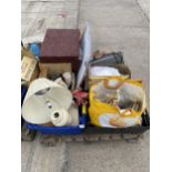 AN ASSORTMENT OF HOUSEHOLD CLEARANCE ITEMS TO INCLUDE CERAMICS AND GLASS WARE ETC