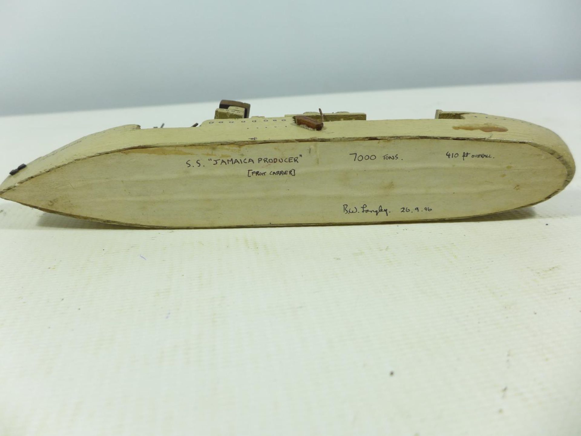 A MODEL OF THE SHIP 'JAMAICA PRODUCER' DATED 1946, LENGTH 21CM, TEAK BARREL FROM HMS AJAX, IRON BALL - Image 4 of 6