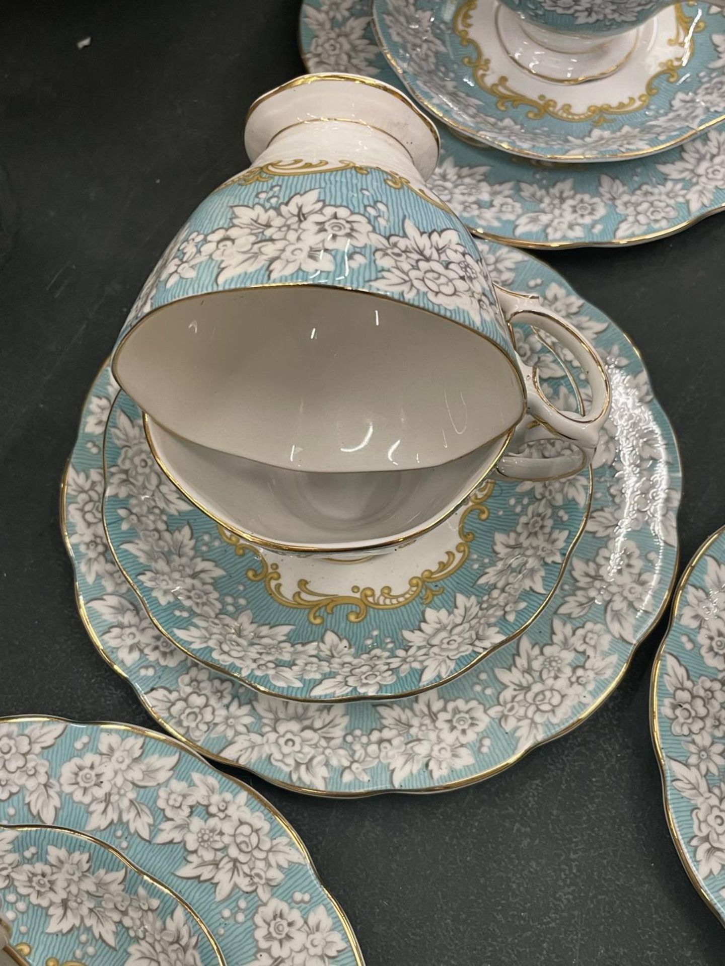 A QUANTITY OF ROYAL ALBERT 'ENCHANTMENT' CUPS, SAUCERS AND SIDE PLATES - Image 4 of 7