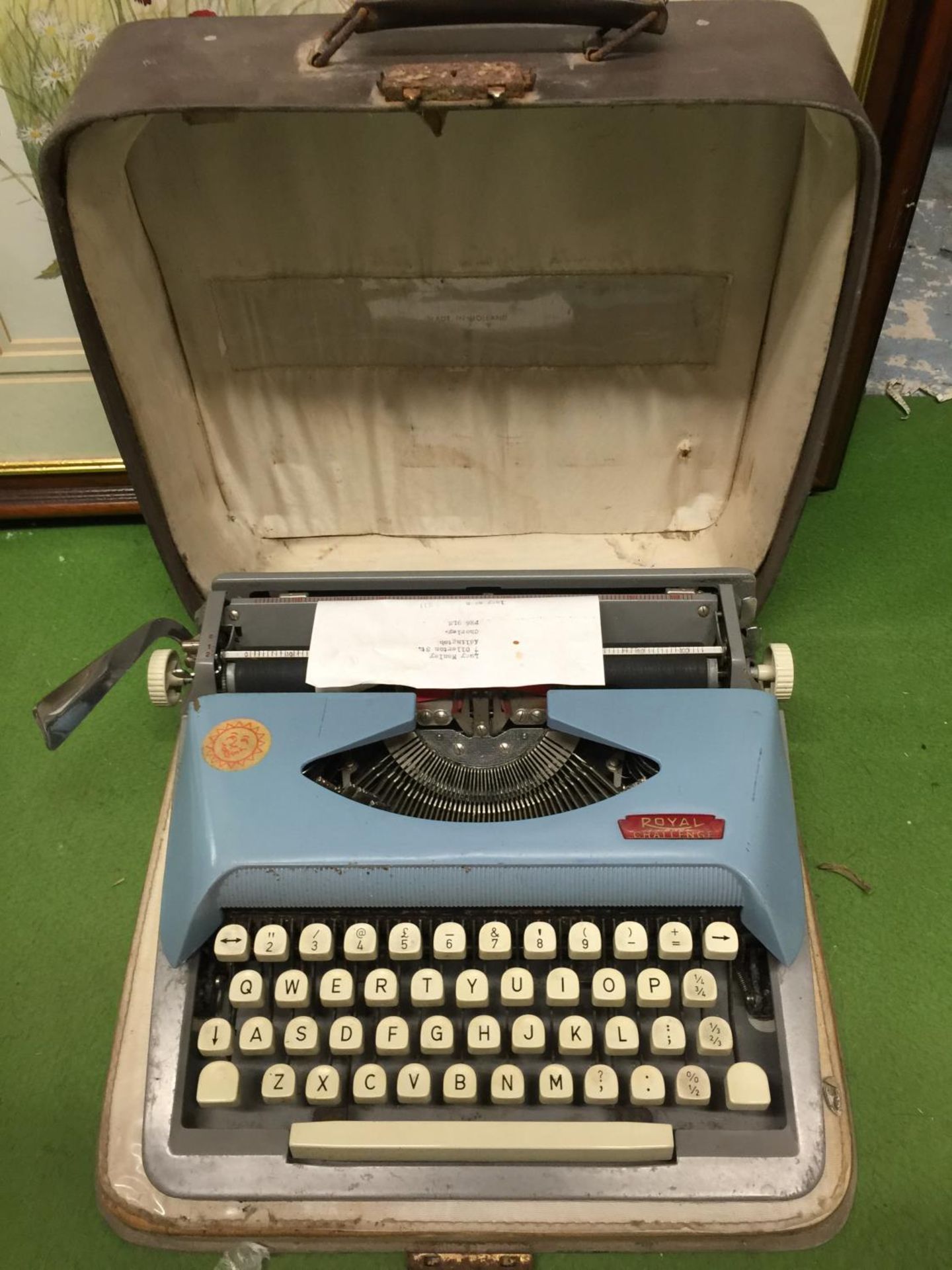 A VINTAGE ROYAL CHALLENGE TYPEWRITER IN A CASE