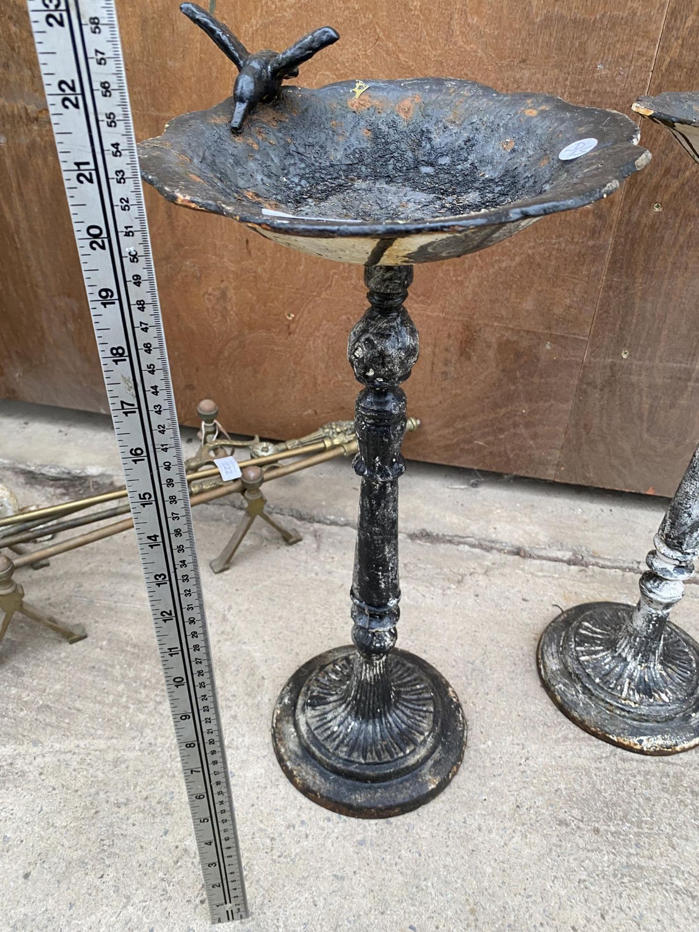 A SMALL CAST IRON BIRD TABLE WITH BIRD FIGURE (H:53CM) - Image 2 of 3