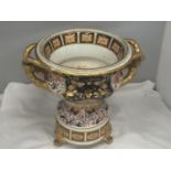 A MID 19TH CENTURY PORCELAIN CAMPANA SHAPED URN ON STAND WITH ELABORATE GILT DECORATION, HEIGHT 32CM