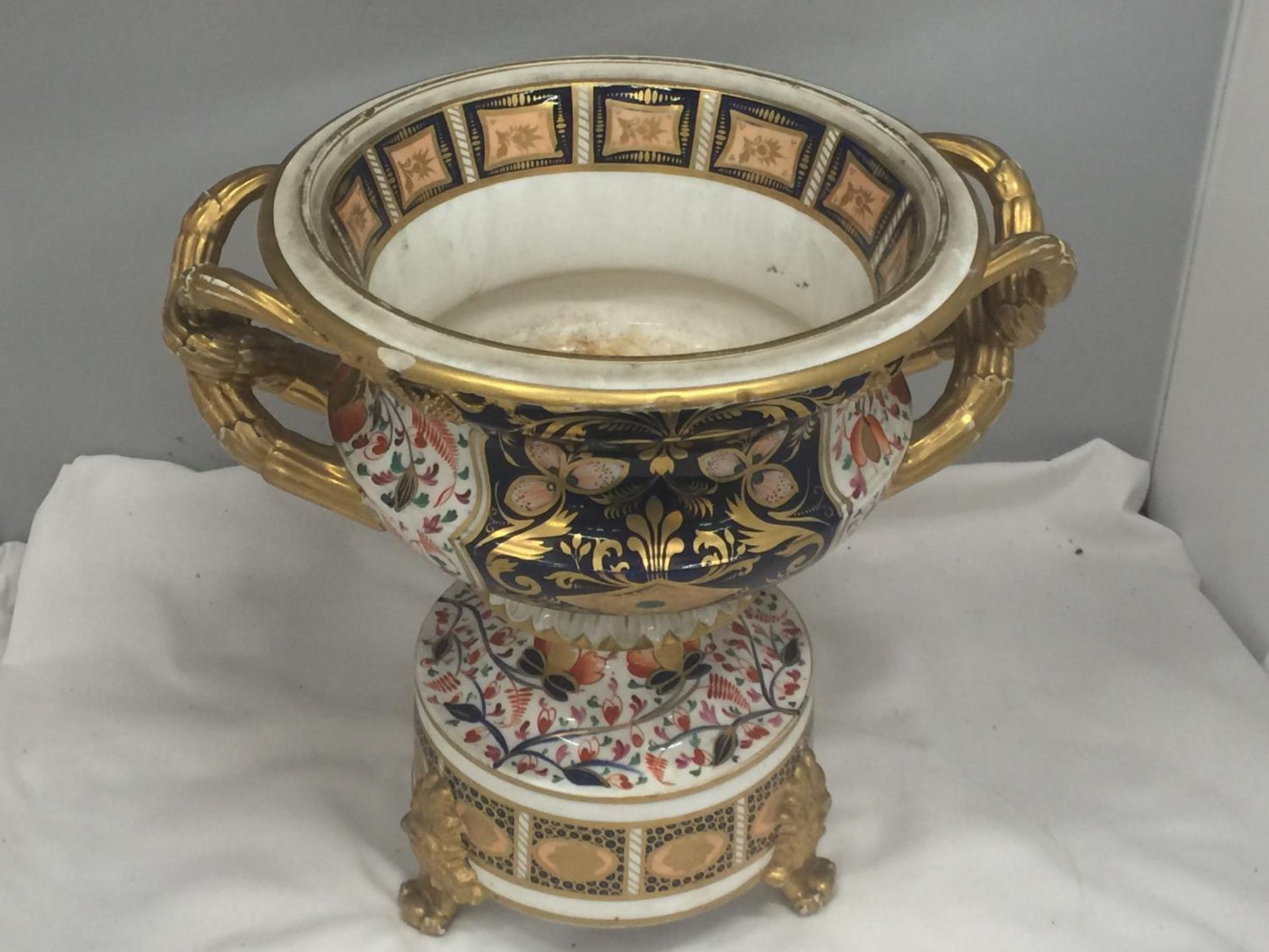 A MID 19TH CENTURY PORCELAIN CAMPANA SHAPED URN ON STAND WITH ELABORATE GILT DECORATION, HEIGHT 32CM