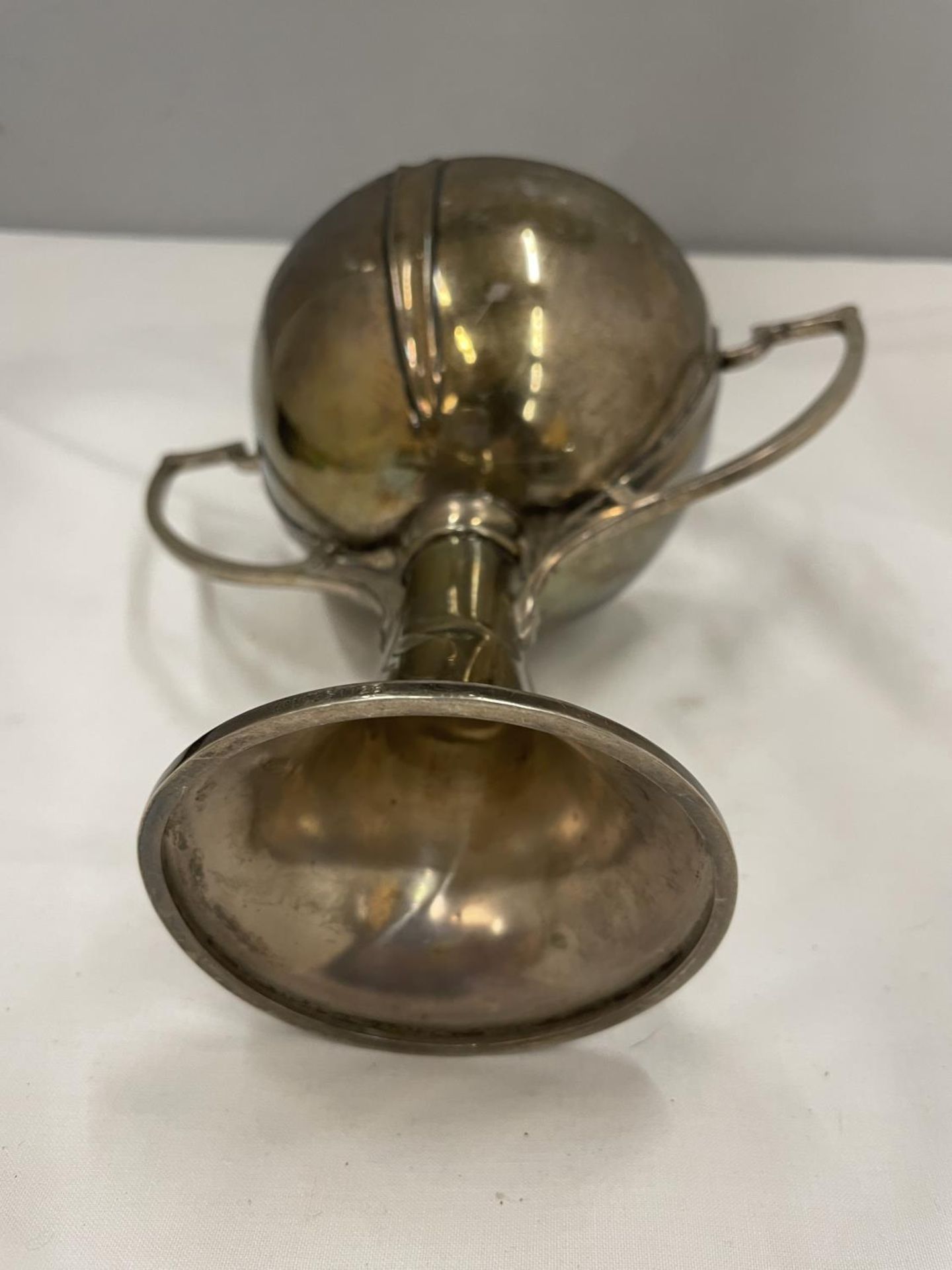 A HALLMARKED LONDON SILVER TWIN HANDLED CUP GROSS WEIGHT 227 GRAMS ENGRAVED S V L H CAMP 1913 - Image 4 of 5